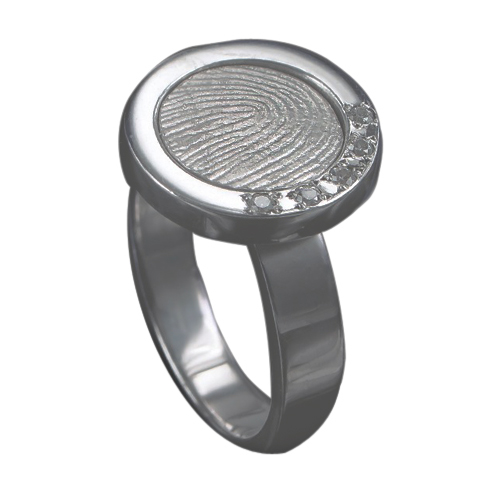 Zilveren ring met ronde vingerafdrukplaat met  vijf stenen