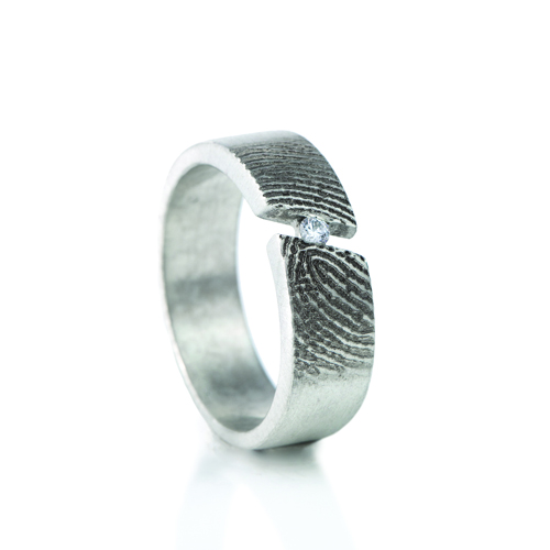 Zilveren diagonale open ring met vingerafdruk en zirkonia