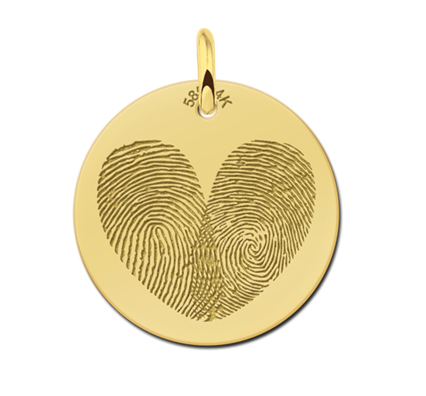 Gouden ronde hanger met twee vingerafdrukken in hartvorm