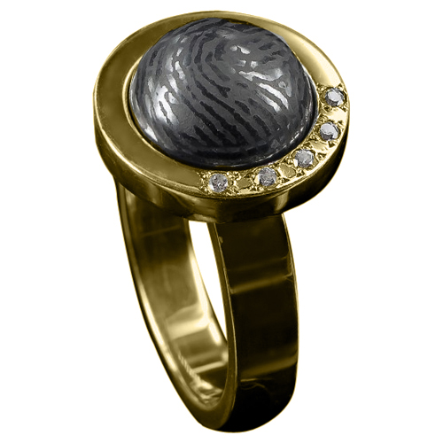 Gouden ring met vingerafdruk op bolle steen met vijf stenen