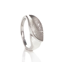 Zilveren ring met vingerafdruk in gebogen vlak