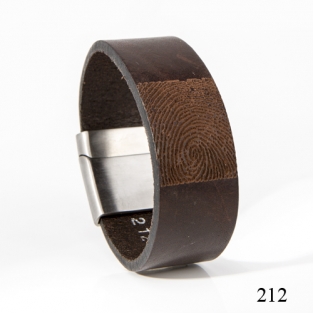 Donker bruine brede leren armband met vingerafdruk