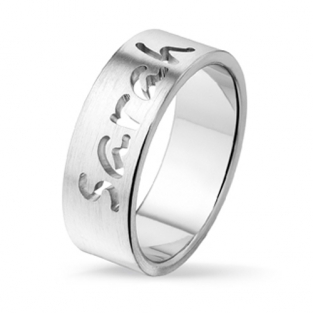 Zilveren ring met uitgesneden letters: