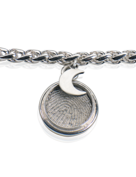 Detailfoto Zilveren gevlochten armband met ronde hanger en maan bedel