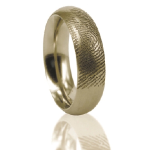 Gouden bolle ring met vingerafdruk