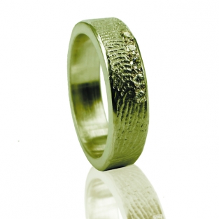 Gouden ring met vingerafdruk en vijf stenen